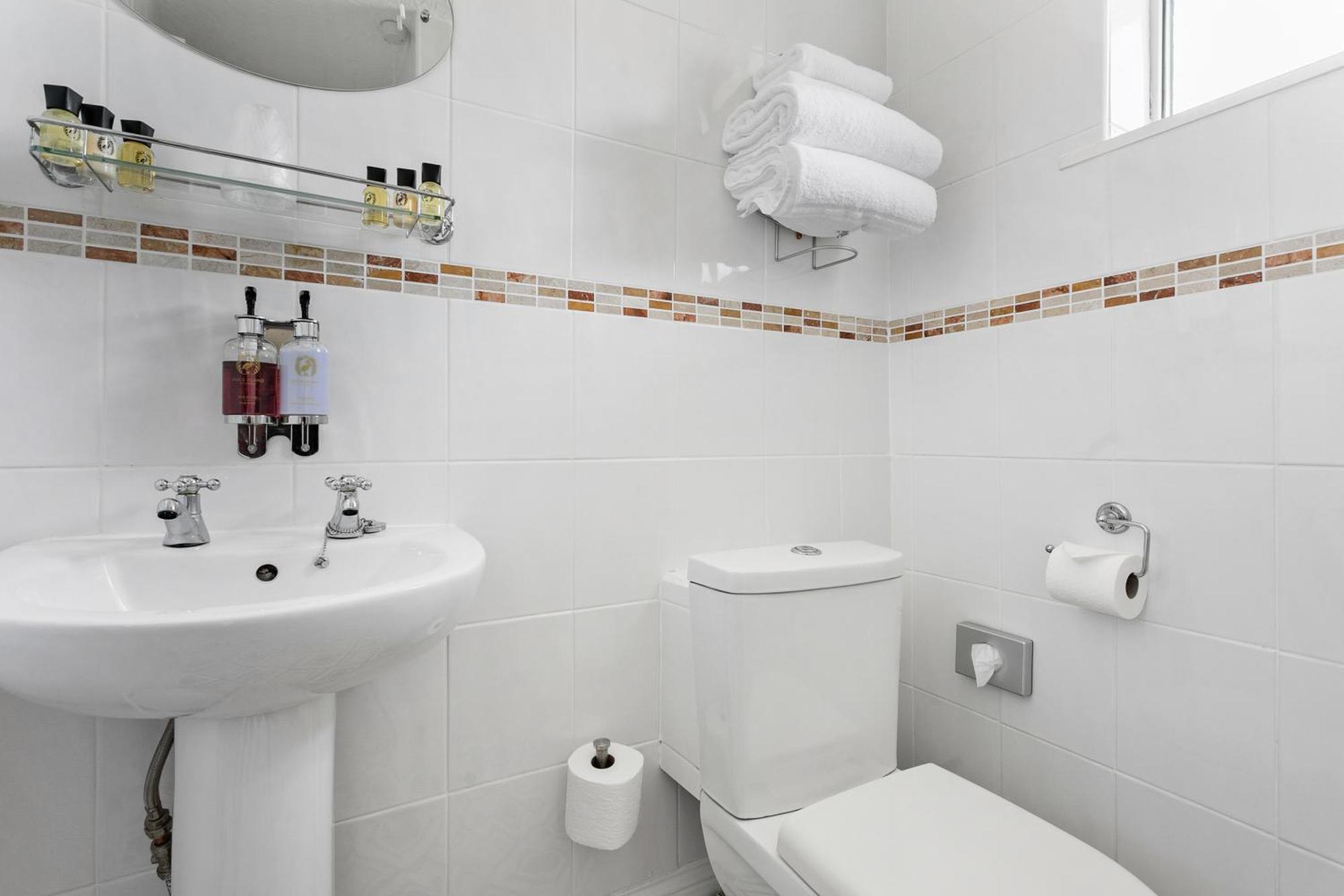 The Station Guest House Galmpton Екстериор снимка
